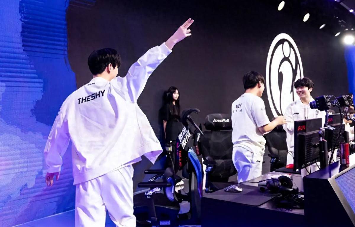 前职业选手 Smeb 宣布退役：忠诚！队长宋京浩已经从侦察中归来
