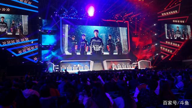 LPL documentary clip from JD Gaming Yagao ： 我在职业选手中算是比较老了